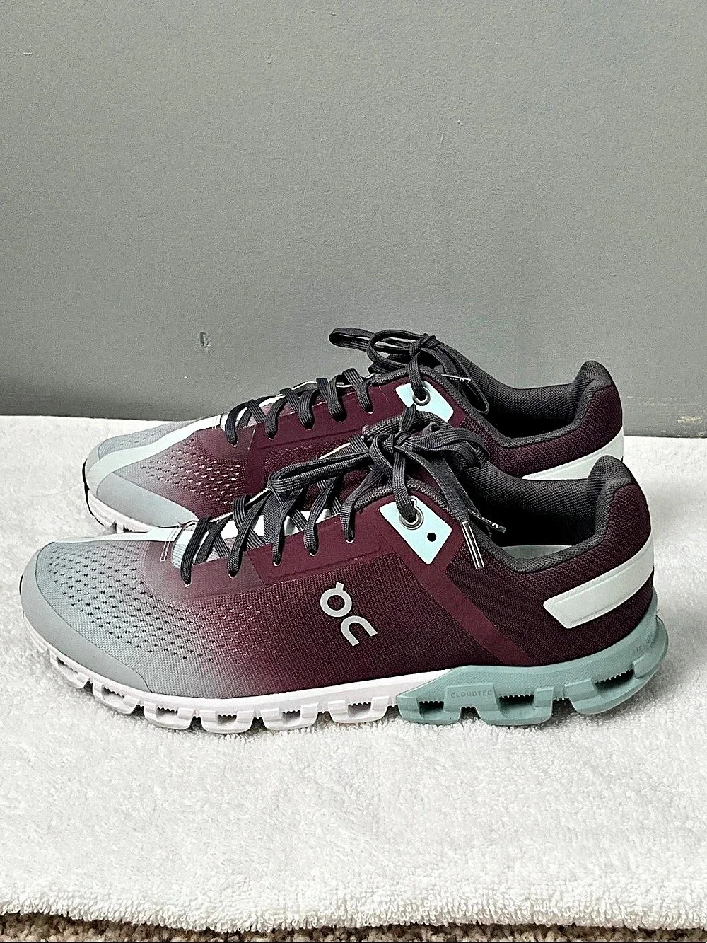 On Cloudflyer Women's Athletic Shoes Burgundy & Gray Like New. Size 10